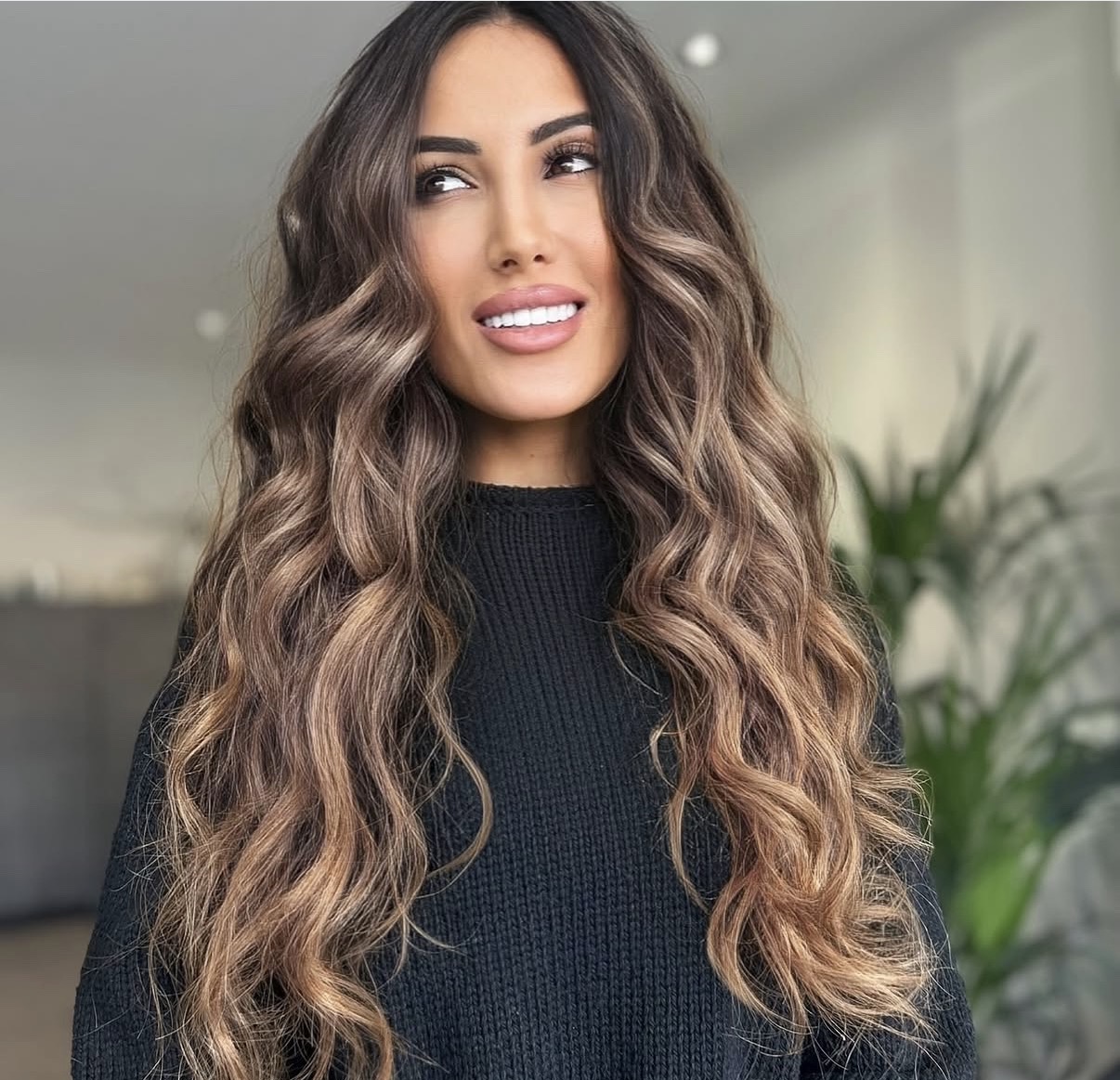 Soft brunette waves with luminous caramel dimension